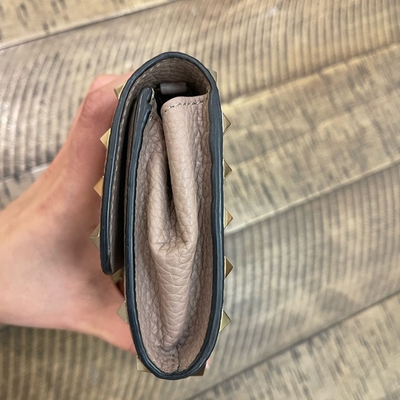 ROCKSTUD GRAINY CALFSKIN WALLET WITH CHAIN STRAP - Picture 3 of 10